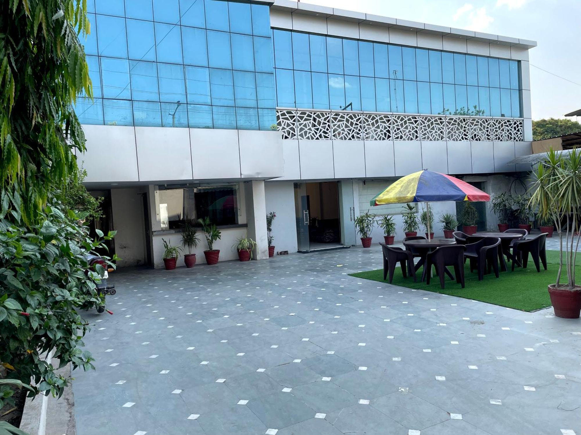 Malaya House --Couples, Family, Corporate Favorite-- Near Bmc Chowk Iconic Mall Hotel Jalandhar Exterior photo